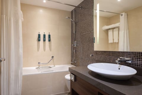 Combined shower/tub, free toiletries, hair dryer, towels