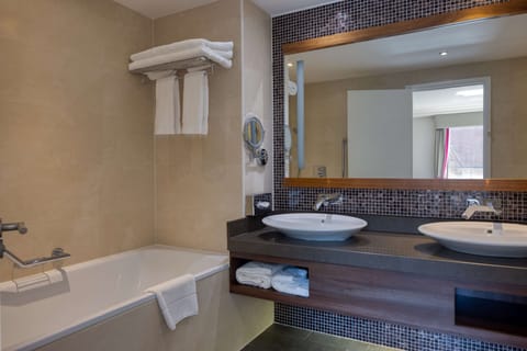 King, Suite, 1 King Bed with Sofa bed | Bathroom | Combined shower/tub, free toiletries, hair dryer, towels