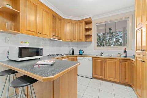 Deluxe House, 3 Bedrooms, Refrigerator & Microwave, Garden Area | Private kitchen | Full-size fridge, microwave, oven, stovetop