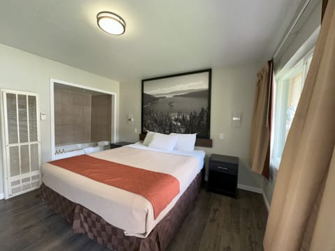 Deluxe King Spa Room, 1 King Bed, Jetted Tub, Non Smoking | Blackout drapes, iron/ironing board, free WiFi, bed sheets