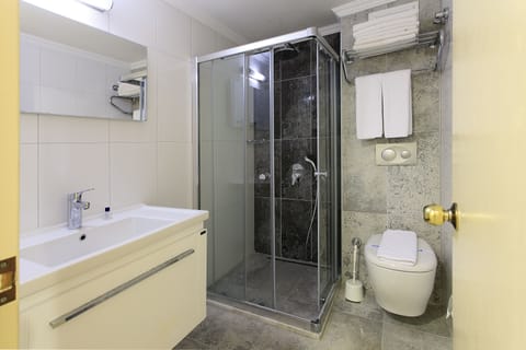 Family Quadruple Room | Bathroom | Combined shower/tub, towels