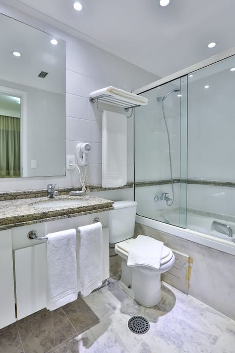 Executive Apartment | Bathroom | Separate tub and shower, jetted tub, rainfall showerhead