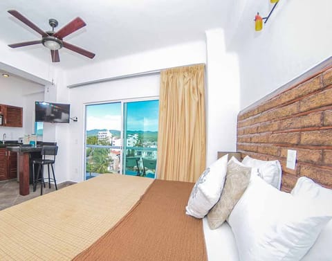 Studio Suite, 1 King Bed | In-room safe, free WiFi, bed sheets