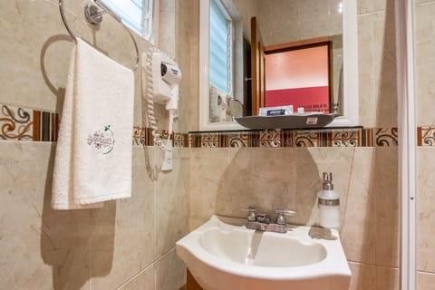 Junior Studio Suite, Refrigerator & Microwave | Bathroom | Shower, free toiletries, hair dryer, towels