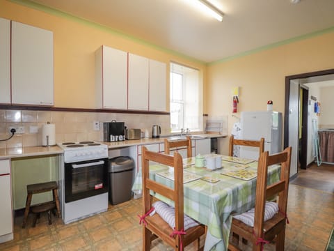 Cottage | Private kitchen | Fridge, electric kettle, toaster, cookware/dishes/utensils