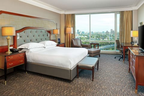 Executive Room, Accessible, Business Lounge Access (Lake View) | Premium bedding, minibar, in-room safe, desk