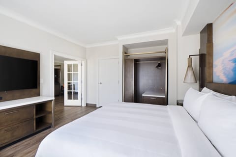 Executive Suite, 1 Bedroom | Egyptian cotton sheets, premium bedding, in-room safe, desk