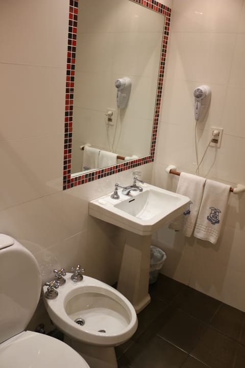 Standard Double Room | Bathroom | Shower, free toiletries, hair dryer, bidet