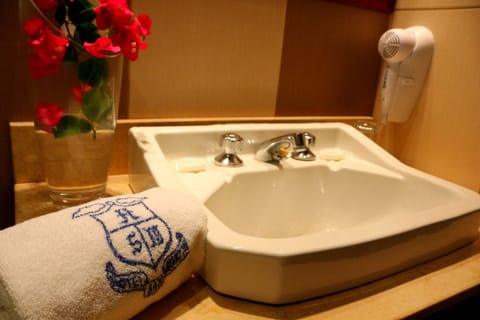 Superior Quadruple Room | Bathroom | Shower, free toiletries, hair dryer, bidet