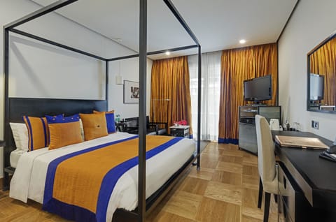 Room, 1 Queen Bed | Premium bedding, minibar, in-room safe, desk