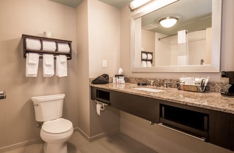 Studio, 2 Queen Beds, Refrigerator & Microwave (Wetbar) | Bathroom | Combined shower/tub, hydromassage showerhead, free toiletries, towels