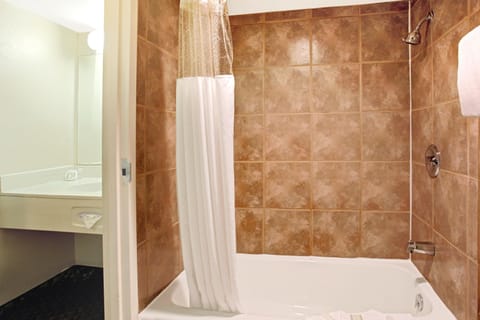 Combined shower/tub, free toiletries, hair dryer, towels