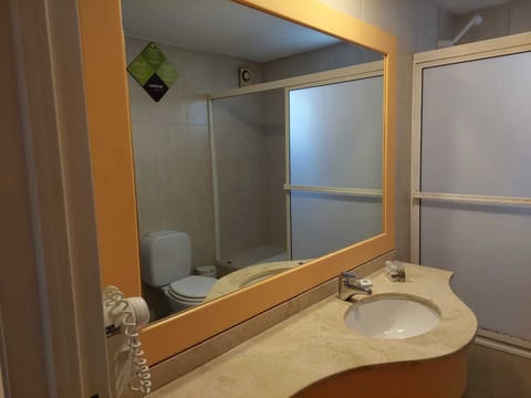 Executive Double Room | Bathroom | Combined shower/tub, rainfall showerhead, free toiletries, hair dryer