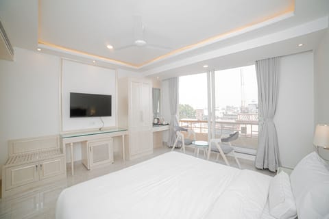 Executive Premium Double Room | In-room safe, soundproofing, iron/ironing board, free WiFi