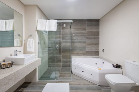 Standard Studio Suite | Bathroom | Hair dryer, towels