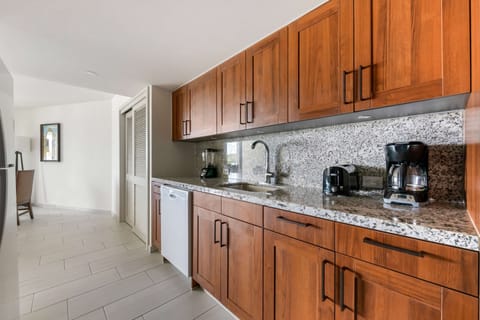 Room, 1 Bedroom, Ocean View | Private kitchen | Fridge, microwave, oven, stovetop