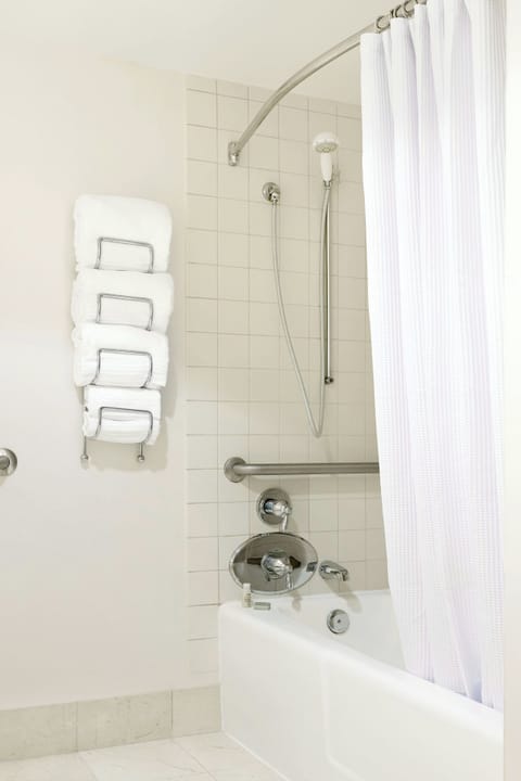 Combined shower/tub, free toiletries, hair dryer, towels