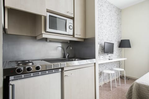 Executive Studio | Private kitchenette | Fridge, microwave, cookware/dishes/utensils