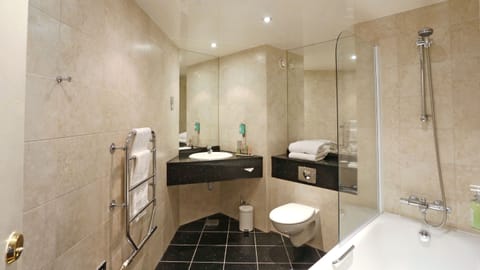 Combined shower/tub, hair dryer, towels