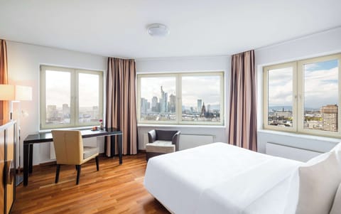 Room, 1 Queen Bed (Skyline View) | 1 bedroom, memory foam beds, minibar, in-room safe