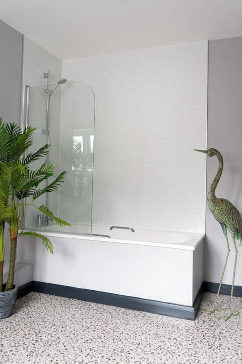 Superior Apartment | Bathroom shower