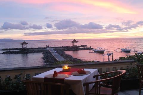 Breakfast, lunch, dinner served; Indonesian cuisine, beach views 