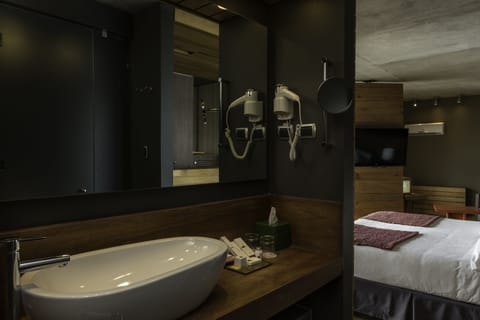 Presidential Room | Bathroom | Separate tub and shower, deep soaking tub, rainfall showerhead