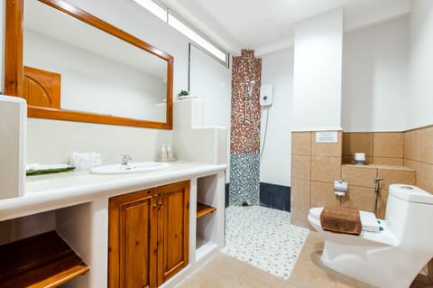 2 Bedrooms Apartment | Bathroom | Shower, free toiletries, hair dryer, towels