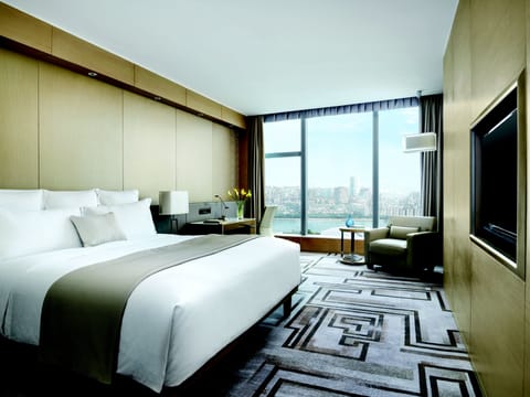 Executive Room, 1 Queen Bed | Premium bedding, minibar, in-room safe, desk
