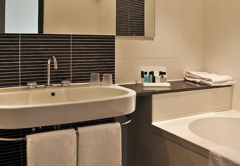 Standard Twin Room | Bathroom | Separate tub and shower, free toiletries, hair dryer, towels