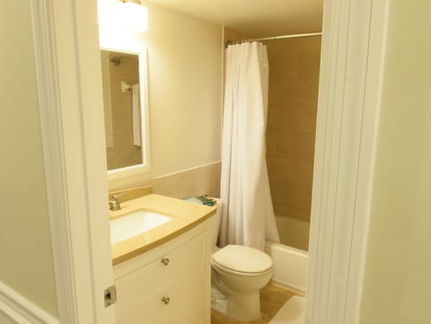 Room, 2 Bedrooms, Marina View | Bathroom | Shower, free toiletries, hair dryer, towels