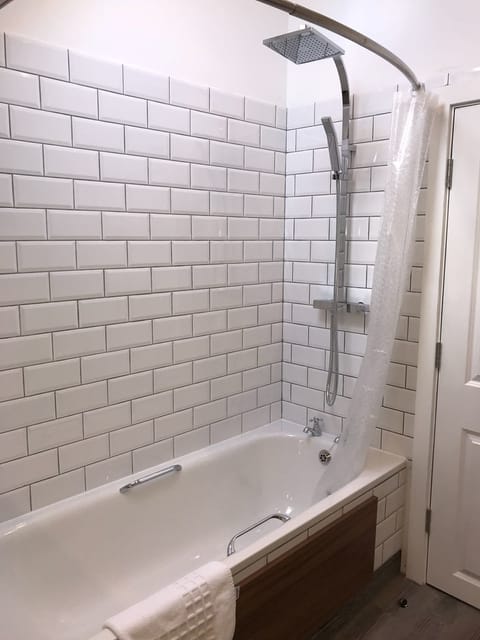 Family Room | Bathroom shower