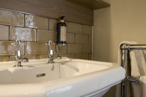 Double Room, Private Bathroom (Room with Private External Bathroom) | Bathroom sink