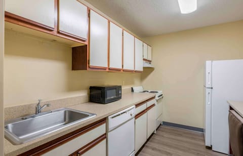 Deluxe Studio, Multiple Beds, Non Smoking | Private kitchen | Full-size fridge, microwave, stovetop, coffee/tea maker