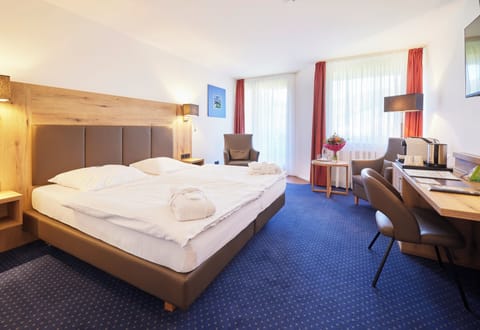 Deluxe Room, 1 Double Bed | Hypo-allergenic bedding, minibar, in-room safe, desk