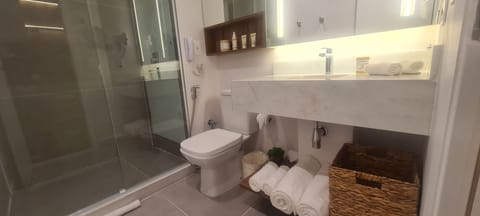 Executive Room | Bathroom | Shower, rainfall showerhead, free toiletries, hair dryer