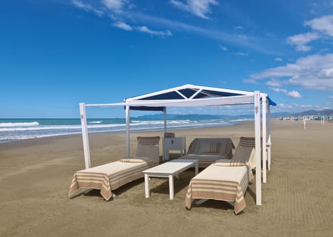 Private beach nearby, beach cabanas, sun loungers, beach towels