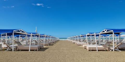 Private beach nearby, beach cabanas, sun loungers, beach towels