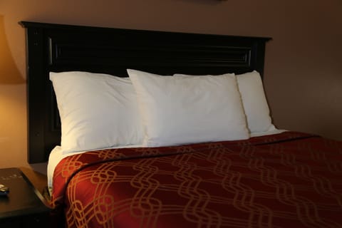 Standard Room, 1 Queen Bed, Non Smoking | In-room safe, iron/ironing board, free WiFi, bed sheets