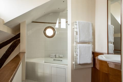 Junior Suite Duplex | Bathroom | Free toiletries, hair dryer, towels