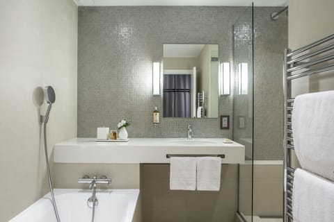 Suite | Bathroom | Free toiletries, hair dryer, towels