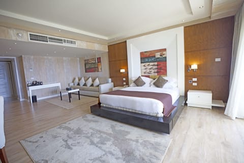 Deluxe Suite (Posh Club) | 1 bedroom, free minibar, in-room safe, individually decorated