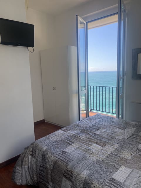 Deluxe Double Room, Sea View (Sol) | Pillowtop beds, free WiFi, bed sheets