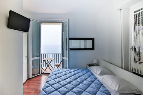 Deluxe Double Room, Sea View (Sol) | Pillowtop beds, free WiFi, bed sheets