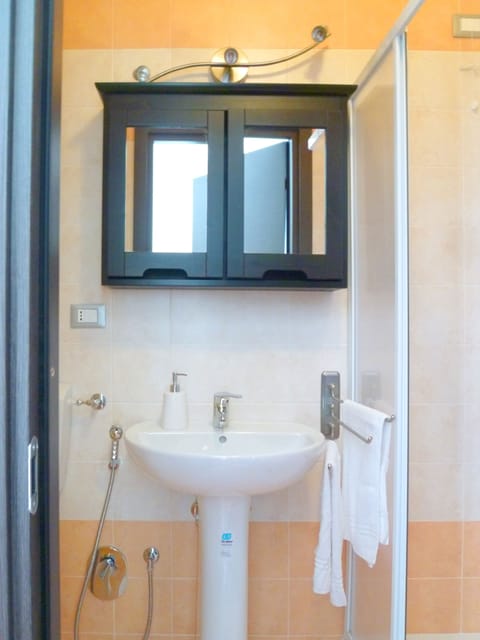 Standard Double Room (Levante 1) | Bathroom | Shower, free toiletries, hair dryer, bidet