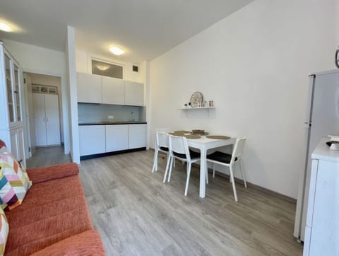 Apartment, 2 Bedrooms, Patio, Garden View | Dining room