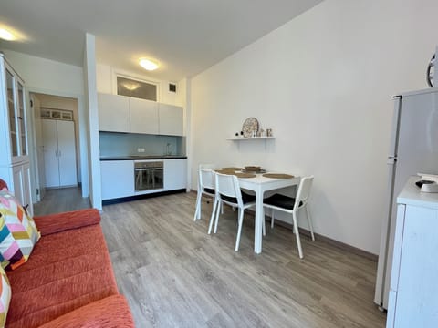 Apartment, 2 Bedrooms | Dining room