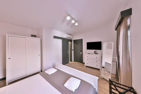 Deluxe Double Room | Minibar, bed sheets