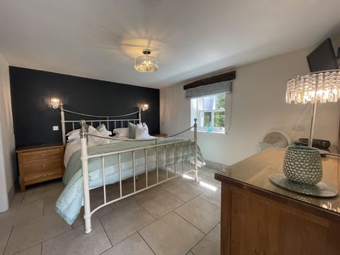 Ground floor super-king bedroom can be made into a twin