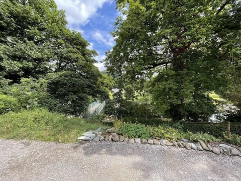 From the property, you can head across the road, down the steps and then over the bridge to Fitz Park, making this a great property for guests with dogs